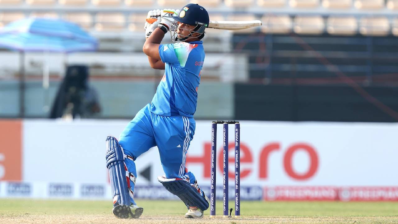 भारतात सर्वाधिक सर्च केलेल्या खेळाडूमध्ये 14 वर्षीय वैभव सूर्यवंशी अव्वल स्थानी आहे. आपल्या शानदार फलंदाजीने धुमाकूळ घालणाऱ्या वैभवला भारतीयांनी गुगलवर सर्वाधिक सर्च केले. गुगलवर टीम इंडियाच्या दोन डावखुऱ्या फलंदाजांनी भारत आणि पाकिस्तानमध्ये गुगलवर सर्वाधिक सर्च केले गेले आहे. (फोटो- ACC)