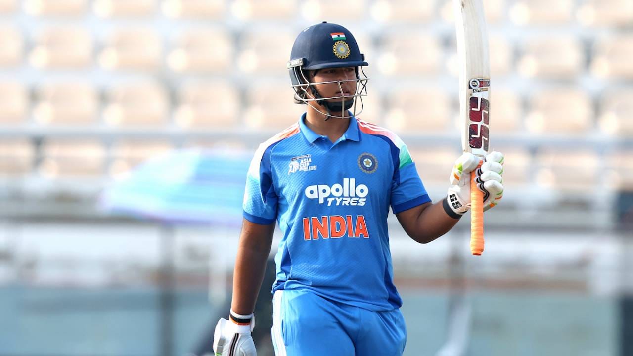 मायकल हिलने युथ वनडे सामन्यात 2008 मध्ये नामिबियाविरुद्ध 12 षटकार मारले होते. हा विक्रम गेली 17 वर्षे अबाधित होता. मात्र आता हा विक्रम वैभव सूर्यवंशीच्या नावावर झाला आहे. त्याने एकूण 14 षटकार मारले आहेत. (Photo- ACC/Asian Cricket)