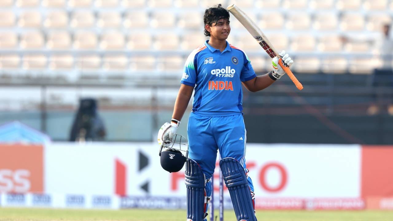 वैभव सूर्यवंशीने युएईविरुद्ध 95 चेंडूंचा सामना केला आणि एकण 171 धावांची खेळी केली. यात 9 चौकार आणि 14 षटकार मारले. यासह त्याने ऑस्ट्रेलियाच्या मायकल हिलचा 17 वर्षे जुना विक्रम मोडीत काढला. (Photo- ACC/Asian Cricket) 