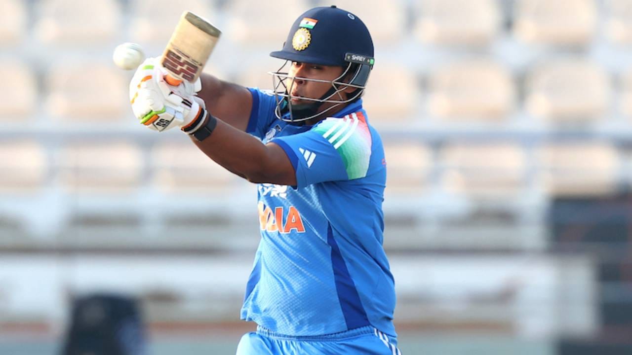 अंडर 19 आशिया कप 2025 स्पर्धेत भारत आणि युएई या संघात आमनासामना झाला. या सामन्यात भारताने 50 षटकात 6 गडी गमवून 433 धावा केल्या. वैभव सूर्यवंशीने या सान्यात आक्रमक फलंदाजी केली. त्यामुळे इतक्या मोठ्या धावसंख्येपर्यंत मजल मारता आली. (Photo- ACC/Asian Cricket)