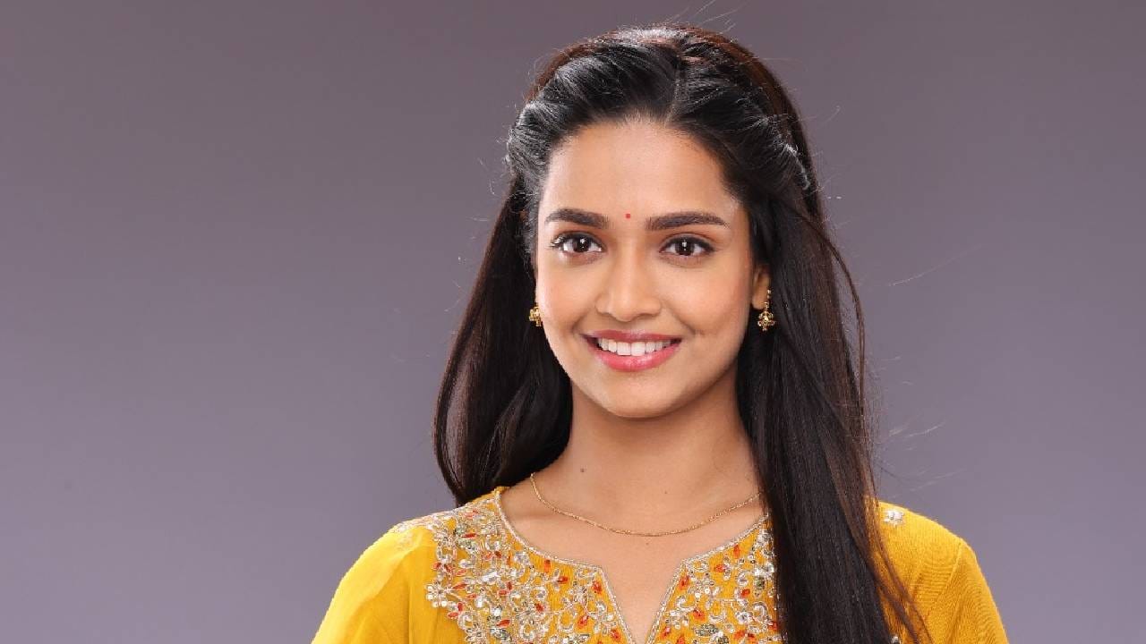 चैतन्यमय, आनंदी आणि सगळ्यांना हसवत ठेवणारी श्रावणी आपल्या मनातील दुःख मात्र कुणासमोर व्यक्त करत नाही. भूतकाळातील काही कटू घटनांमुळे वडील विश्वंभर तिच्यापासून दुरावले आहेत, इतके की तिच्या सावलीलाही ते जवळ येऊ देत नाहीत. 
