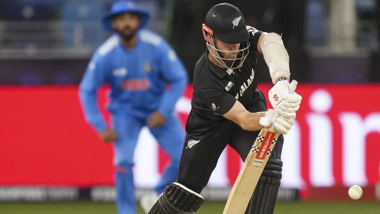 SA20 2025-2026 या स्पर्धेचा थरार 26 डिसेंबर ते 25 जानेवारी दरम्यान रंगणार आहे. न्यूझीलंड या दरम्यान भारत दौऱ्यावर असणार आहे. त्यामुळे केन टीम इंडिया विरुद्ध वनडे सीरिजमध्ये खेळणार नसल्याचं स्पष्ट होतं. मात्र याबाबत कोणतीही अधिकृत माहिती देण्यात आलेली नाही. (Photo Credit : PTI)