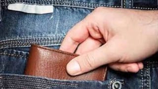 Vastu Shastra : प्रत्येकाने पाकिटात ठेवाव्यात या चार वस्तू, आयुष्यात कधी पैशांची कमी पडणार नाही