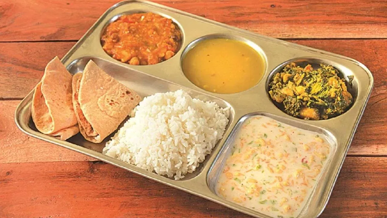 भारत : भारतात सुमारे 38% ते 42% लोकसंख्या शाकाहारी आहे. शाकाहाराच्या बाबतीत भारत जगात अव्वल स्थानी असून येथील जैन, हिंदू आणि बौद्ध धर्मातील अहिंसेच्या तत्त्वामुळे शाकाहाराचे प्रमाण सर्वाधिक आहे.