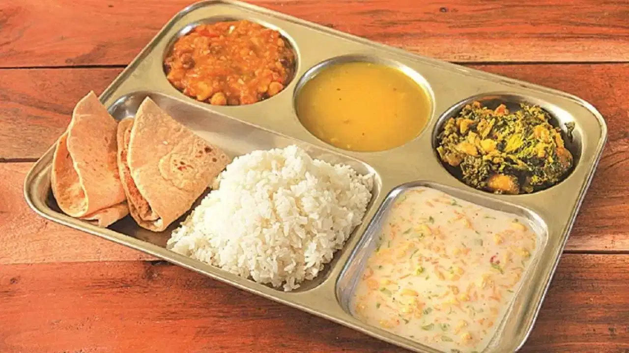 भारत : भारतात सुमारे 38% ते 42% लोकसंख्या शाकाहारी आहे. शाकाहाराच्या बाबतीत भारत जगात अव्वल स्थानी असून येथील जैन, हिंदू आणि बौद्ध धर्मातील अहिंसेच्या तत्त्वामुळे शाकाहाराचे प्रमाण सर्वाधिक आहे.
