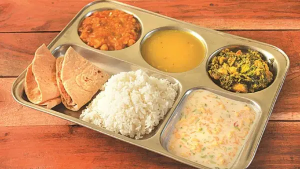 भारत : भारतात सुमारे 38% ते 42% लोकसंख्या शाकाहारी आहे. शाकाहाराच्या बाबतीत भारत जगात अव्वल स्थानी असून येथील जैन, हिंदू आणि बौद्ध धर्मातील अहिंसेच्या तत्त्वामुळे शाकाहाराचे प्रमाण सर्वाधिक आहे.