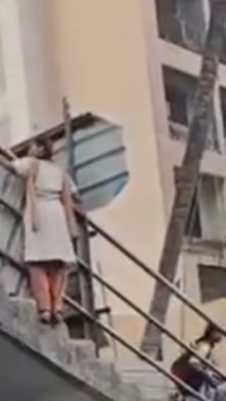 मुंबई : विक्रोळीत बंद असलेल्या पादचारी पुलावरून विद्यार्थ्यांचा जीवघेणा प्रवास