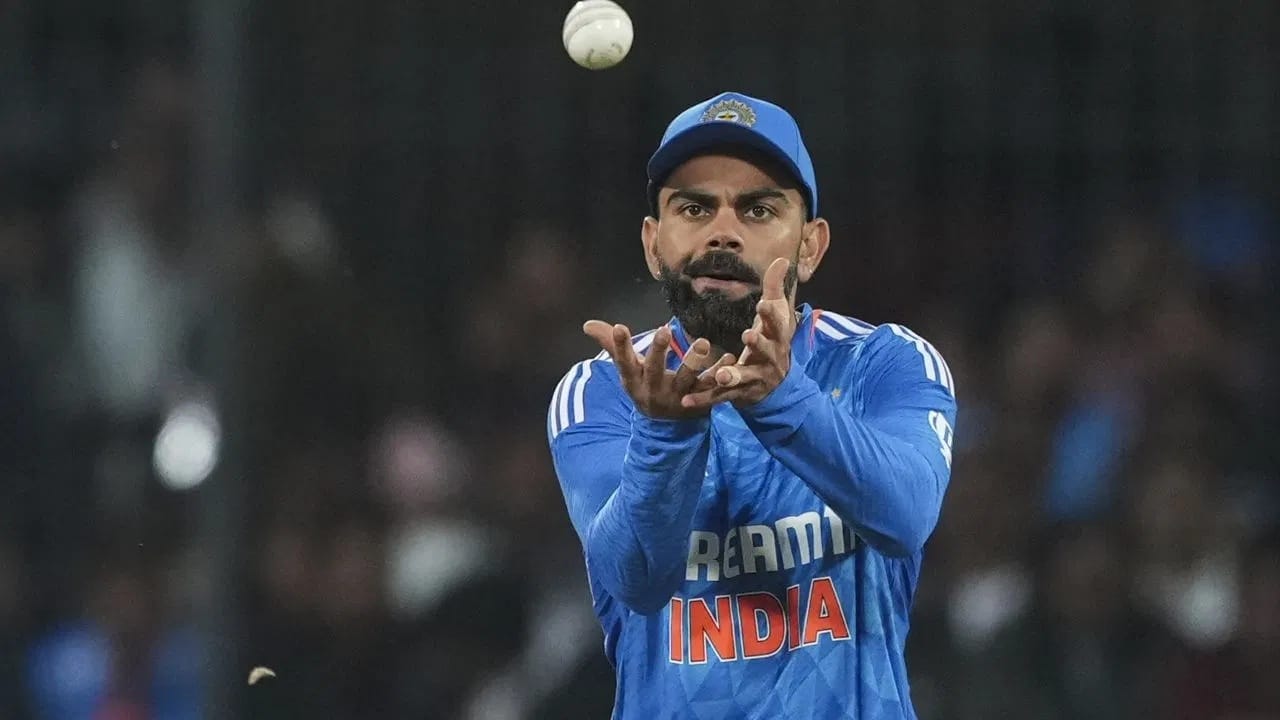टीम इंडियाचा अनुभवी फलंदाज विराट कोहली याने भारतासाठी 2025 या वर्षात सर्वाधिक झेल घेतले आहेत. विराटने 14 सामन्यांमध्ये 16 घेतले. (Photo Credit :  AFP)