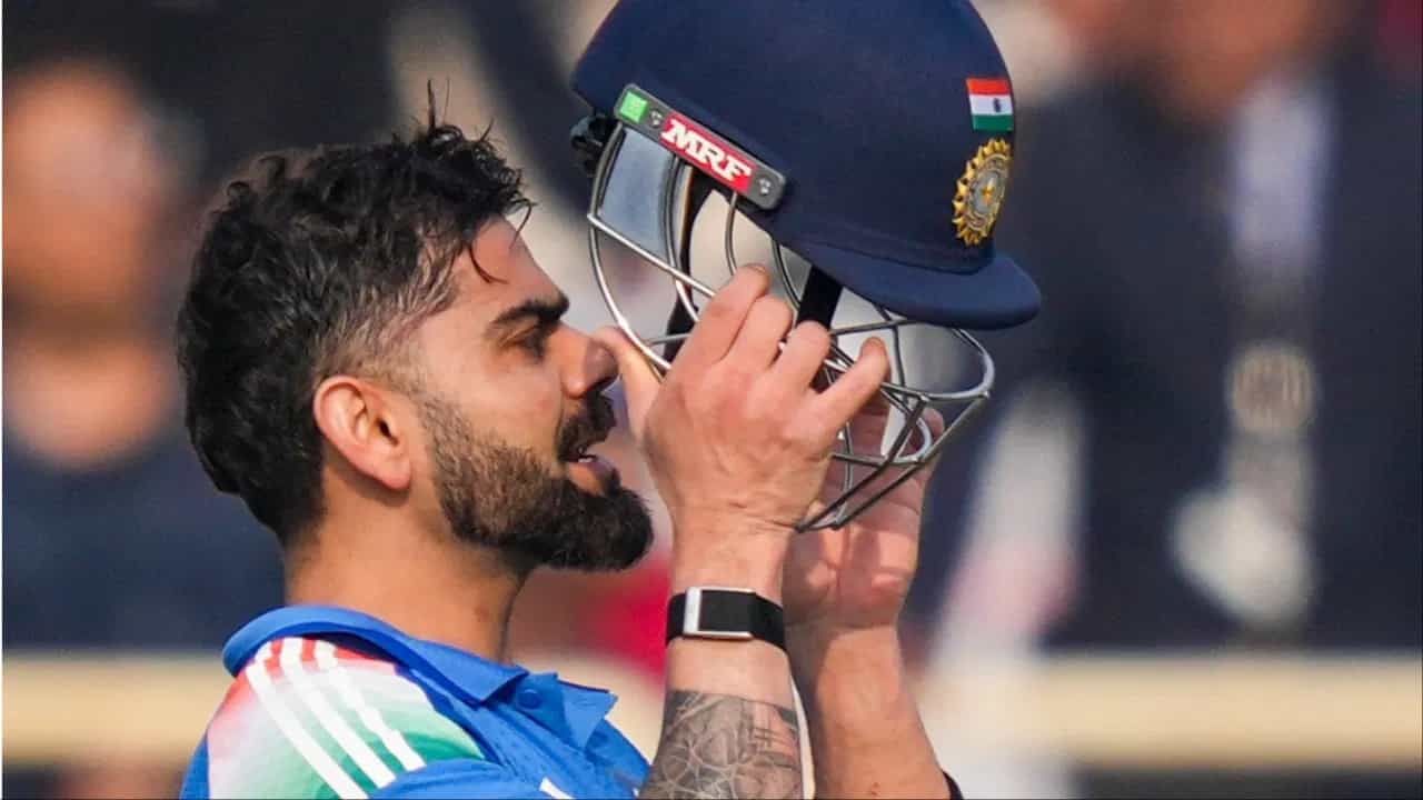 टीम इंडियाचा अनुभवी फलंदाज विराट कोहली विजय हजारे ट्रॉफी स्पर्धेत खेळणार असल्याचं निश्चित आहे. विराटने याबाबत डीडीसीएला कळवलं आहे. विराटने या स्पर्धेतील त्याच्या अखेरच्या सामन्यात किती धावा केलेल्या? हे जाणून घेऊयात. (Photo Credit: PTI)