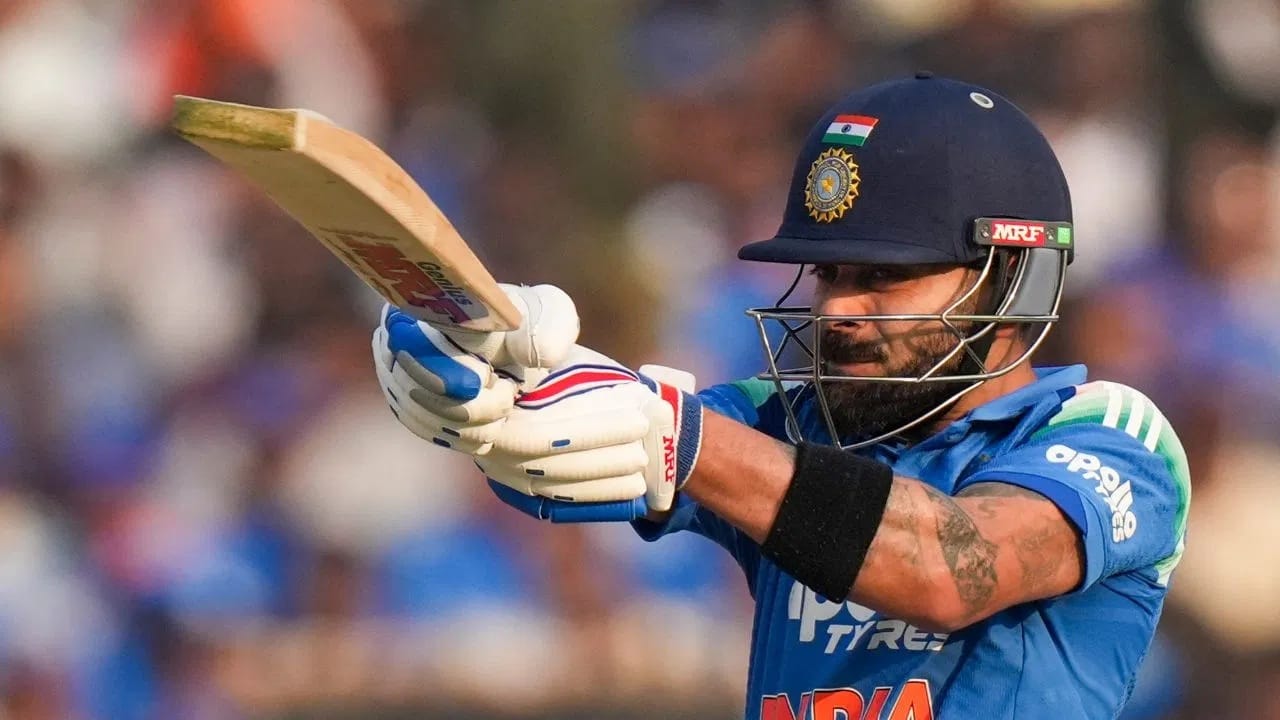 तर आकडेवारी पाहता विराटला दक्षिण आफ्रिकेविरुद्धच्या एकदिवसीय मालिकेतील अंतिम सामन्यात काही खास करता आलेलं नाही. विराट 2011 साली फायनलमध्ये 2 धावांवर आऊट झाला होता. रनमशीन म्हणून ओळखल्या जाणाऱ्या या फलंदाजाने 2015 साली 5 धावा केल्या होत्या. त्यामुळे विराटचा 6 डिसेंबरला कोणता अवतार पाहायला मिळेल? हे त्याच्या खेळीनंतरच स्पष्ट होईल.  (Photo Credit: PTI)