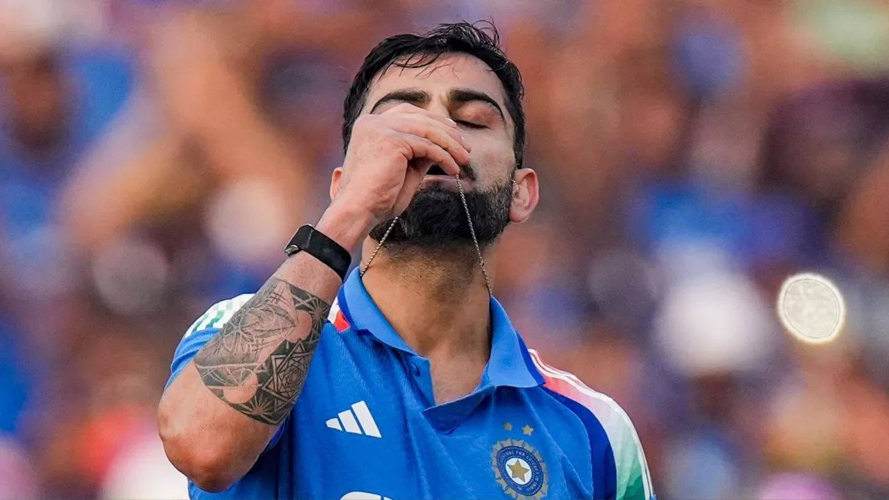 लिस्ट ए क्रिकेटमध्ये 16 हजार धावा करणारा विराट कोहली दुसरा क्रिकेटपटू आहे. सचिन तेंडुलकरने 343 व्या सामन्यात हा कारनामा केला आहे. यासह सचिन तेंडुलकरच्या विक्रमाशी बरोबरी केली आहे. सचिन तेंडुलकर लिस्ट ए क्रिकेटमध्ये 16 हजार धावा करणारा पहिला फलंदाज आहे.  (Photo- PTI)