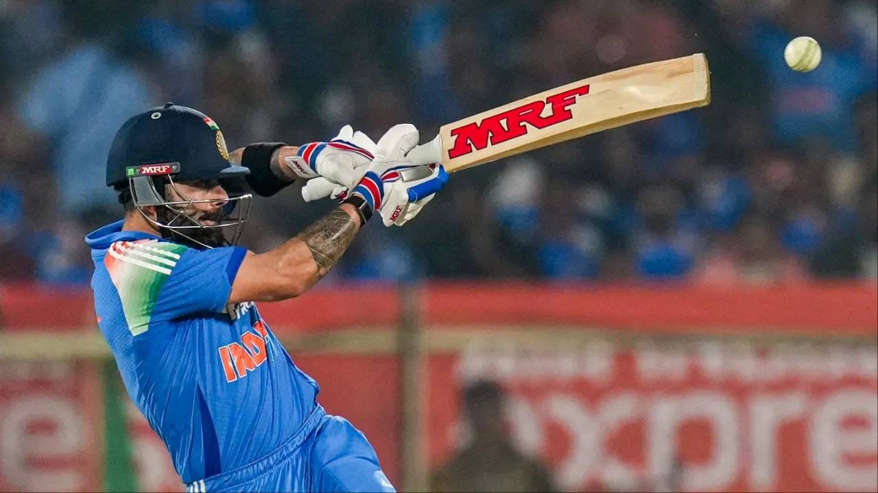 विजय हजारे ट्रॉफी 2025 स्पर्धेत 15 वर्षानंतर विराट कोहली खेळण्यास उतरला आहे. दिल्लीकडून खेळताना त्याने एक विक्रम आपल्या नावावर केला आहे. आंध्र प्रदेशविरुद्ध एक धावा करताच त्याने एक मैलाचा दगड गाठला आहे. (Photo- PTI)