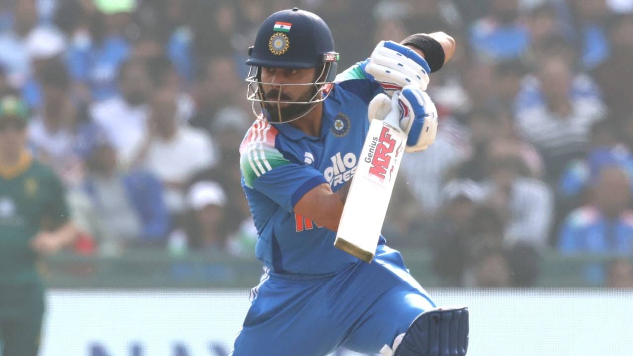 रांची वनडे सामन्यात शतकी खेळी केल्यानंतर विराट कोहलीने पुन्हा एकदा शतकी धमाका केला आहे. रायपूर वनडे सामन्यात विराट कोहलीने सलग दुसरं शतक ठोकलं. त्याच्या या शतकीमुळे टीम इंडिया मजबूत स्थितीत पोहोचली आहे. विराट कोहलीने वनडेतील 53वं आणि आंतरराष्ट्रीय 84वं शतक ठोकलं आहे.  (फोटो- बीसीसीआय ट्वीटर)