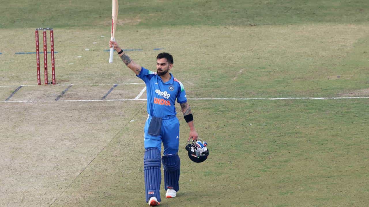 विराट कोहलीने कसोटी आणि टी20 क्रिकेटमधून निवृत्ती घेतली असून आता फक्त वनडे सामन्यात खेळत आहे. ऑस्ट्रेलियाविरुद्धच्या मालिकेत अर्धशतकी खेळी केल्यानंतर दक्षिण अफ्रिकेविरुद्धच्या पहिल्याच वनडे शतक ठोकलं. या शतकासह त्याने एक विक्रम आपल्या नावावर केला आहे. (Photo- BCCI Twitter)