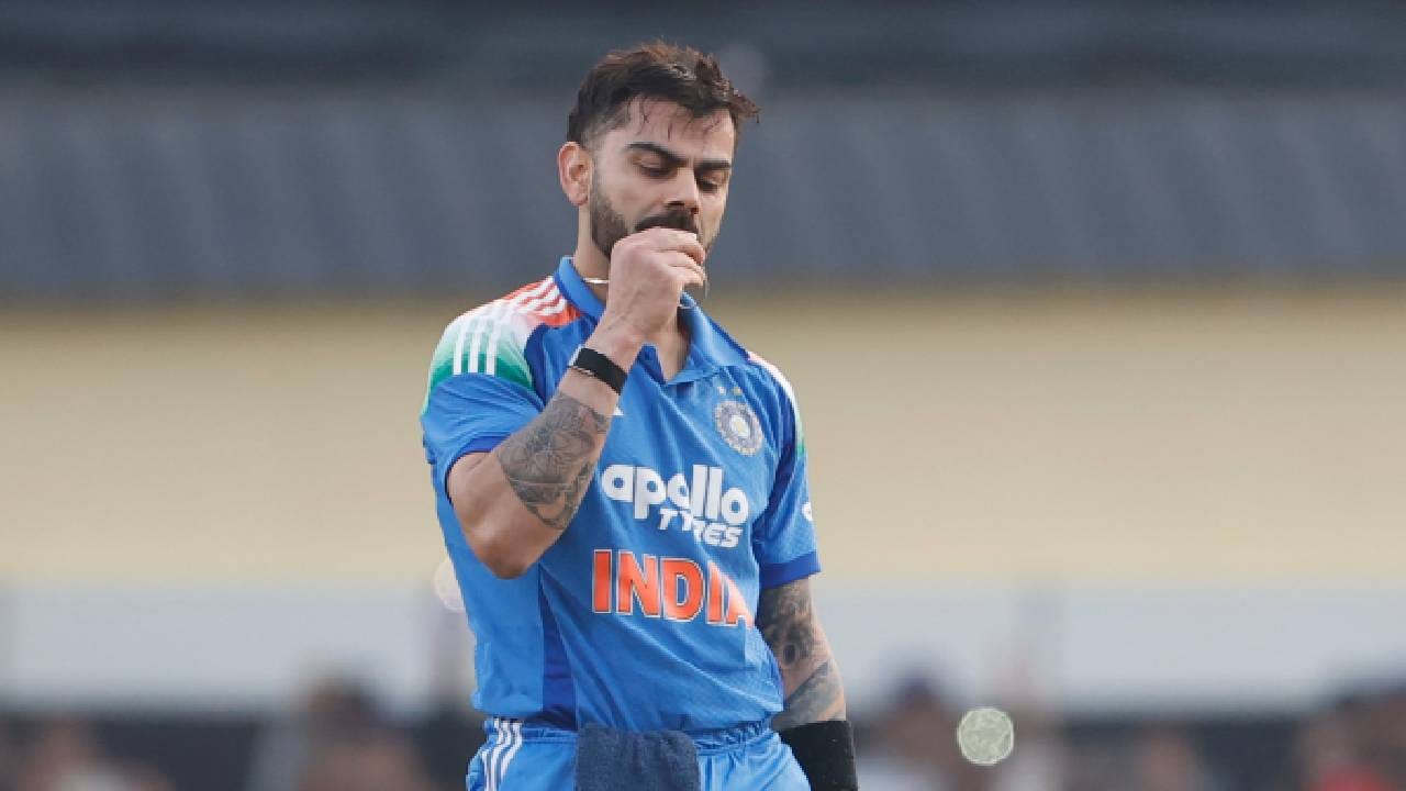 विराट कोहलीने शतकासोबत न्यूझीलंडच्या केन विल्यमसनच्या विक्रमाची बरोबरी केली आहे. या दोघांनी दक्षिण अफ्रिकेविरूद्ध वनडेत तीन शतकं ठोकली आहेत. वनडे वर्ल्डकप 2023 मध्ये कोलकात्यात दक्षिण अफ्रिकेविरुद्ध नाबाद 1-0, रांची वनडे 2025 सामन्यात 135 आणि रायपूर वनडे 2025 सामन्यात 105 धावा केल्या. (फोटो- बीसीसीआय ट्वीटर)