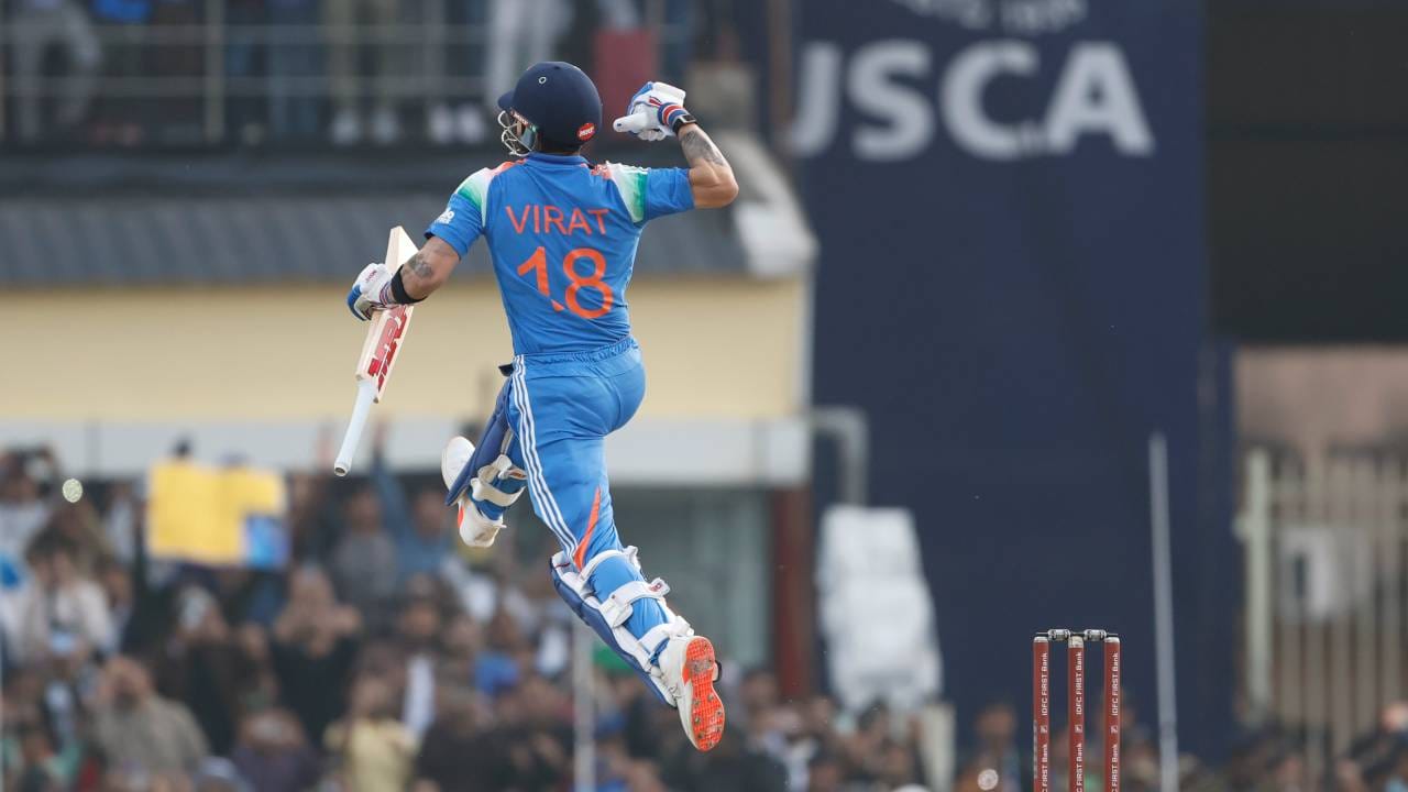 विराट कोहलीने आता सलग दोन किंवा अधिक वनडे डावांमध्ये 11 वेगवेगळ्या शतकांच्या मालिका ठोकल्या आहेत. त्यानंतर एबी डिव्हिलियर्सचा क्रमांक लागतो. त्याने सहा शतके ठोकली आहेत. विराट कोहलीने 83 चेंडूत 12 चौकार आणि 2 षटकार मारत 105 धावा केल्या. (फोटो- बीसीसीआय ट्वीटर)