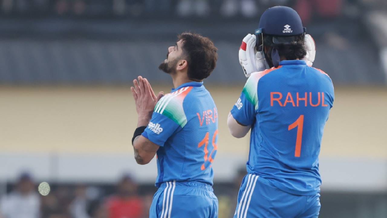 विराट कोहलीने आंतरराष्ट्रीय क्रिकेटमधील हे 7000 वं शतक आहे. आतापर्यंत आंतरराष्ट्रीय क्रिकेटमध्ये सर्व खेळाडूंच्या शतकांचा आकडा मोजला तर एकूण 7 हजार शतकं झाली आहेत. त्यामुळे विराट कोहलीचं हे शतक खास आहे. (Photo- BCCI Twitter)