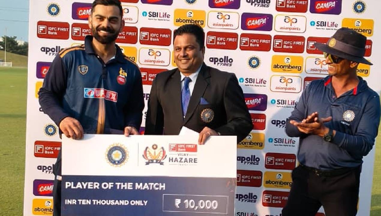 गुजरातविरुद्ध केलेल्या 77 धावानंतर त्याला सामनावीराच्या पुरस्काराने गौरविण्यात आलं. या कामगिरीसाठी विराट कोहलीला 10 हजार रुपयांचा धनादेश देण्यात आला. डीडीसीएने विराटचा हा सोशल मीडियावर टाकला आहे. (Photo- DDCA Twitter)