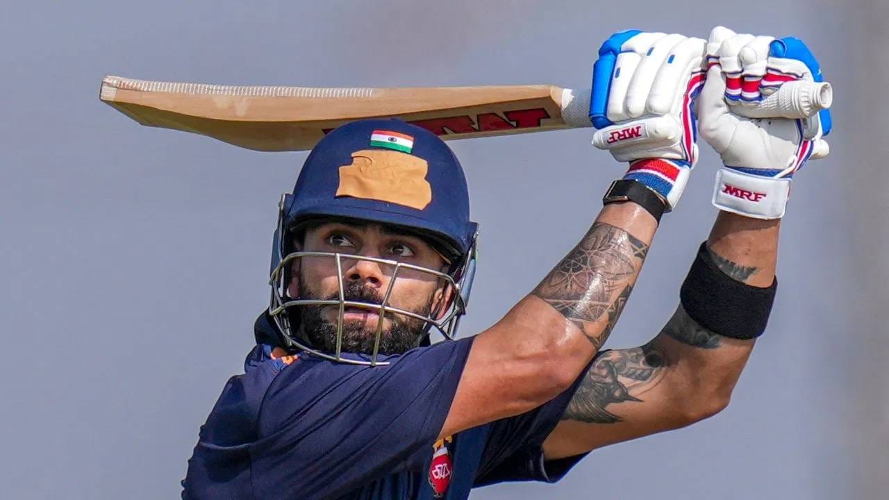 विराट कोहलीने आतापर्यंत खेळलेल्या दोन सामन्यांमध्ये शानदार फलंदाजी केली आहे. एका सामन्यात त्याने 131 आणि दुसऱ्या सामन्यात त्याने 77 धावा केल्या आहेत. या खेळींमुळे दिल्लीला विजय मिळवून देण्यातही मदत झाली. आता त्याचा हा फॉर्म न्यूझीलंडविरुद्धच्या मालिकेतही दिसावा अशी इच्छा त्याच्या चाहत्यांनी व्यक्त केली आहे. (Photo- PTI)