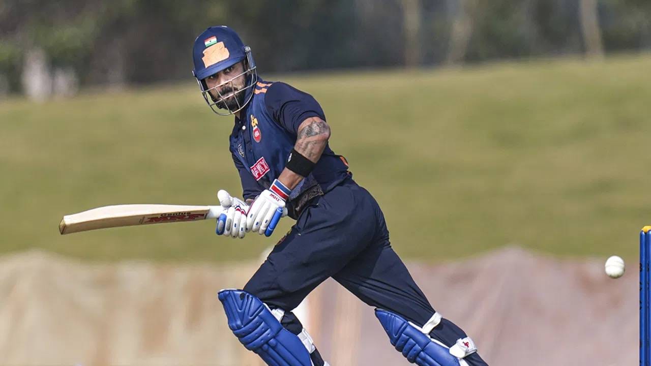 न्यूझीलंडविरुद्ध 11 जानेवारीपासून वनडे मालिका सुरु होणार आहे. विराट कोहली न्यूझीलंडविरुद्धच्या घरच्या एकदिवसीय मालिकेची तयारी करण्यासाठी आणखी एक सामना खेळू इच्छित आहे. त्यामुळे 6 जानेवारीला  होणाऱ्या सामन्यात खेळणार आहे. (Photo- PTI)