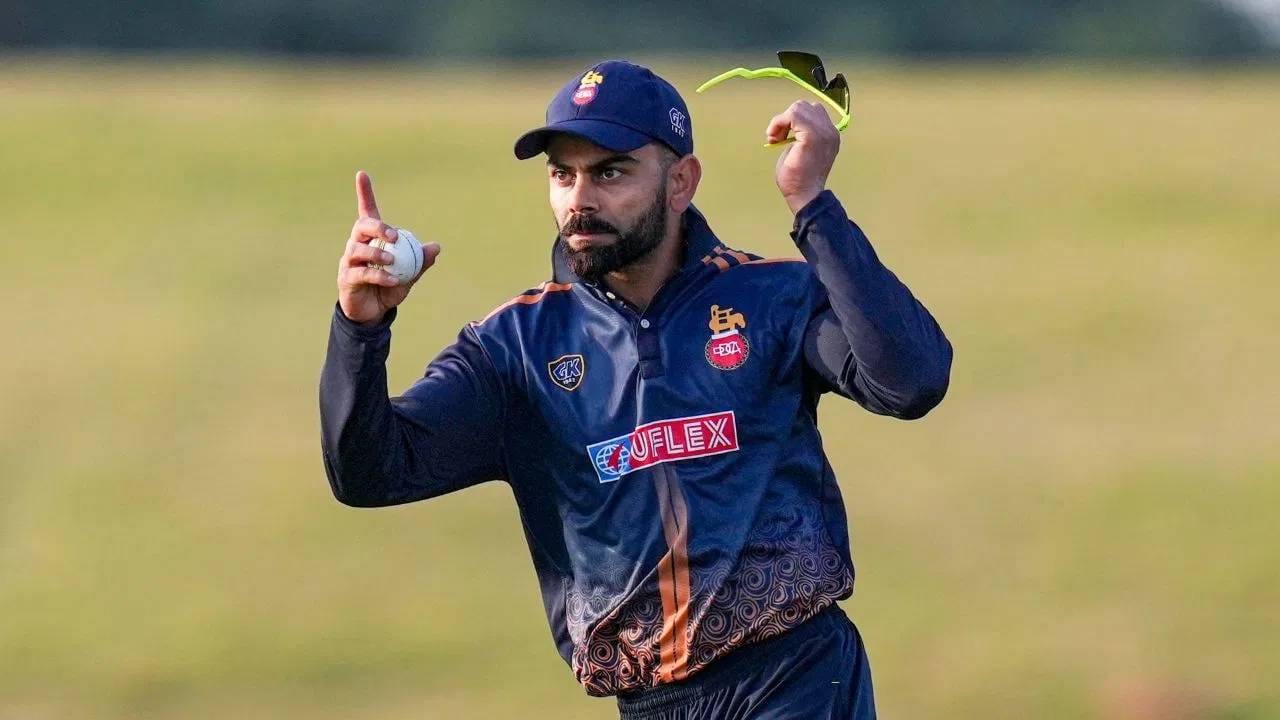 विराट कोहलीने टी20 आणि कसोटी आंतरराष्ट्रीय क्रिकेटला रामराम ठोकला आहे. आता फक्त वनडे फॉर्मेट खेळत आहे. देशांतर्गत विजय हजारे ट्रॉफीत विराट कोहली त्यासाठीच खेळत होता. पण या स्पर्धेत दोन सामने खेळणार अशी माहिती होती. पण आता आणखी एक सामना खेळणार आहे. (Photo- PTI)