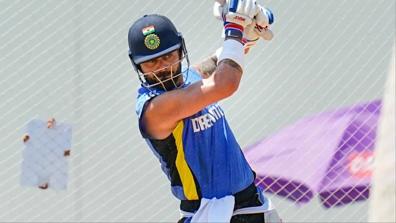 एनडीटीव्हीच्या वृत्तानुसार, रोहित शर्मा या स्पर्धेत खेळणार आहे. त्यामुळे बीसीसीआयला कोहलीला विशेष सूट देणे अधिक कठीण झाले आहे. एका सूत्राने एनडीटीव्हीला सांगितले की, मुद्दा विजय हजारे ट्रॉफीचा आहे. कोहली खेळू इच्छित नाही. जेव्हा रोहित देखील खेळत असेल, तेव्हा एका खेळाडूला सूट कशी असू शकते?  इतर खेळाडूंना काय सांगावे? खेळाडू तुमच्या सर्वांपेक्षा वेगळा आहे? (फोटो- पीटीआय)