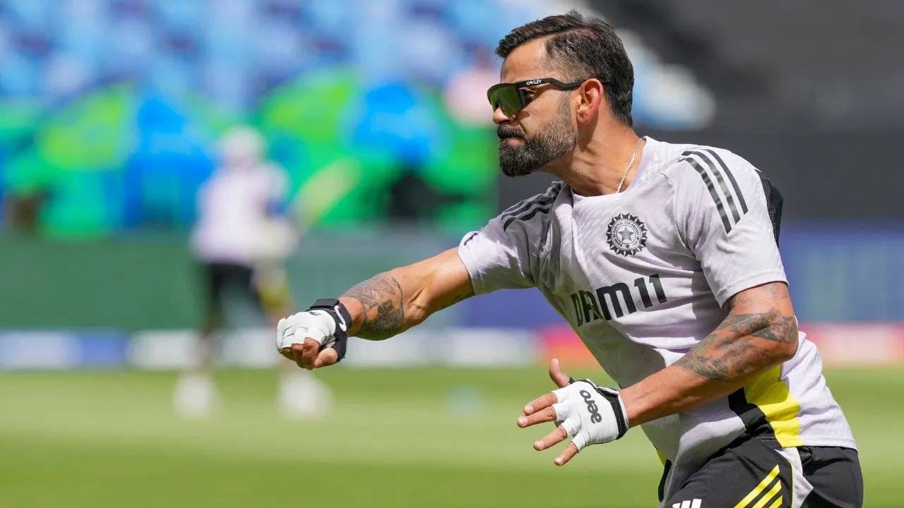 एका वृत्तानुसार, कोहली विजय हजारे ट्रॉफीमध्ये सहभागी होण्याच्या मनःस्थितीत नाही. बीसीसीआयला भारताच्या रोहित आणि विराटने देशांतर्गत क्रिकेटमध्ये सहभागी व्हावे आणि विजय हजारे ट्रॉफीच्या 2025-26 आवृत्तीत खेळावे अशी इच्छा आहे. पण कोहलीने सहभागी न होण्याचा निर्णय घेतला आहे. (फोटो- पीटीआय)