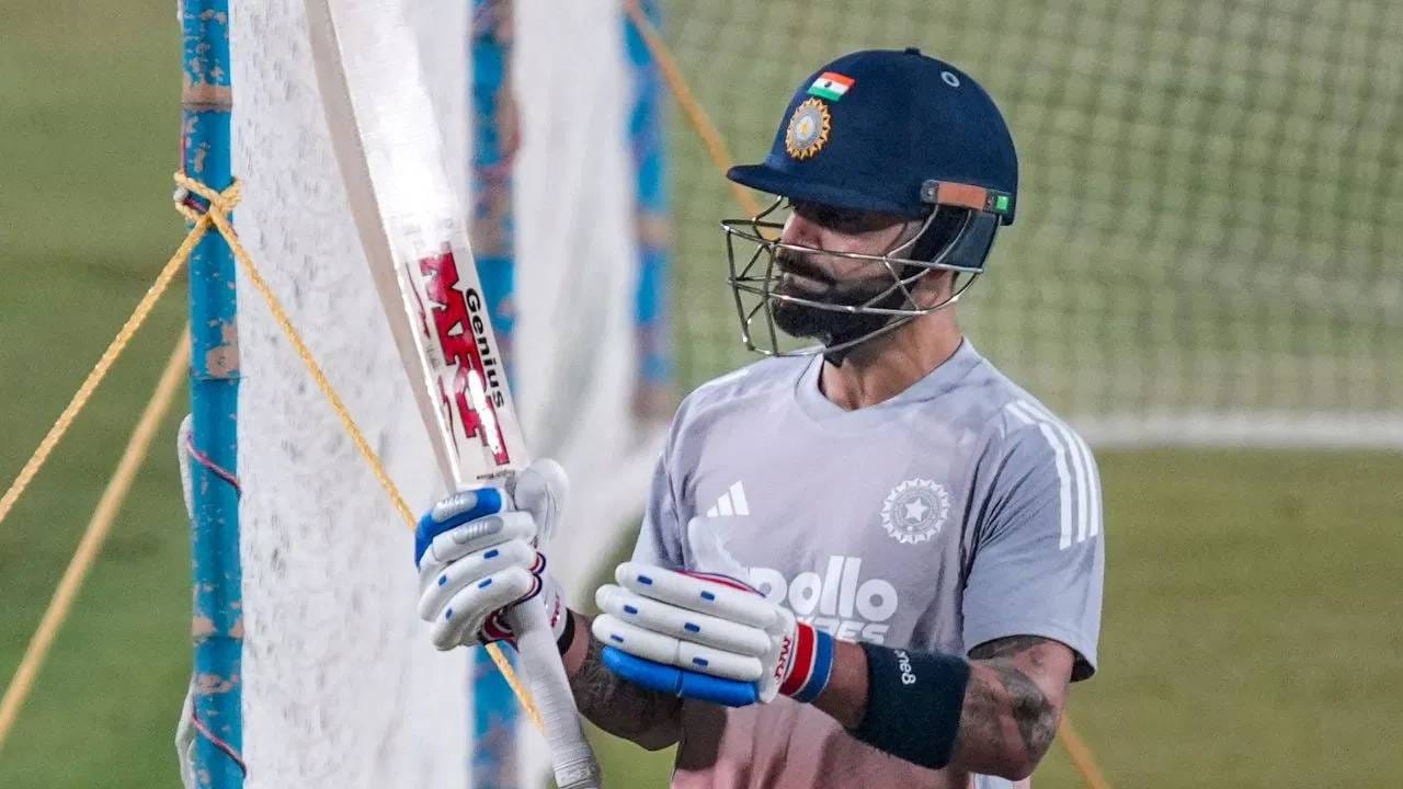 ऑस्ट्रेलियाविरुद्धच्या पहिल्या दोन वनडे सामन्यात विराट कोहली खातंही खोलू शकला नव्हता. तिसऱ्या वनडे सामन्यात अर्धशतकी खेळी केली. त्यानंतर दक्षिण अफ्रिकेविरुद्धच्या वनडे मालिकेतील पहिल्याच सामन्यात शतक ठोकलं. आता 3 डिसेंबरला दुसऱ्या वनडे सामन्यासाठी सज्ज झाला आहे. (फोटो- पीटीआय)