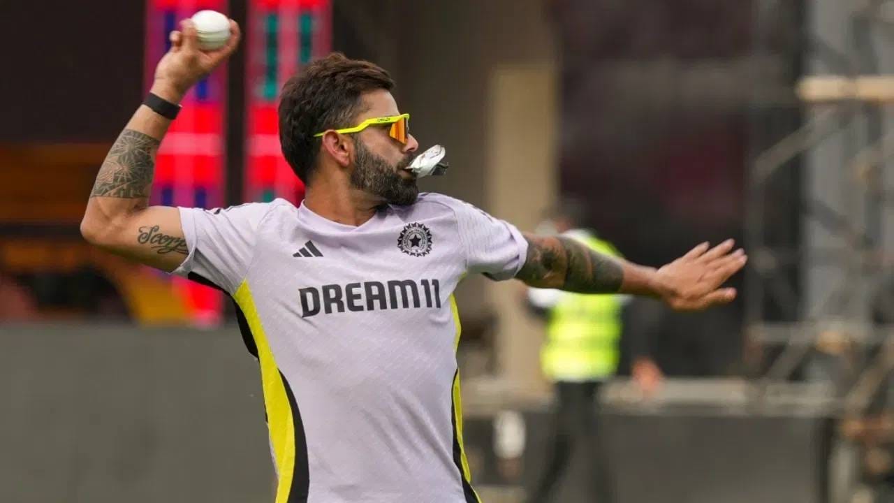 विराट कोहलीने शेवटचा विजय हजारे ट्रॉफी सामना 16 वर्षांपूर्वी 2010 मध्ये खेळला होता. 2008 ते 2010 पर्यंत त्याने दिल्लीसाठी 13 विजय हजारे ट्रॉफी सामने खेळले आणि एकूण 819 धावा केल्या. यात चार शतकांचा समावेश होता. (फोटो- पीटीआय)