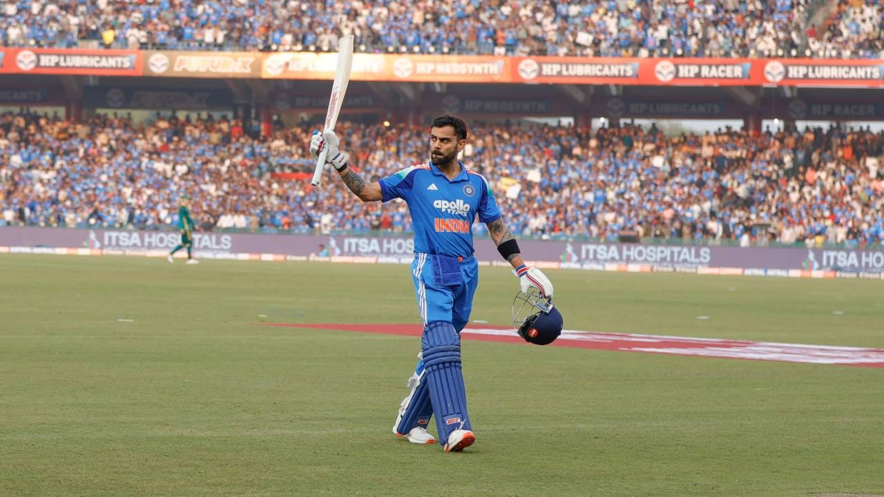 भारत आणि दक्षिण अफ्रिका यांच्यात 6 डिसेंबरला तिसरा वनडे सामना विशाखापट्टणम येथे खेळला जाणार आहे. या सामन्यात विराट कोहली शतकांची हॅटट्रीक करू शकतो. यापूर्वी विराट कोहलीने 2018 मध्ये वेस्ट इंडिजविरुद्द तीन शतक ठोकले होते. (Photo- BCCI X)