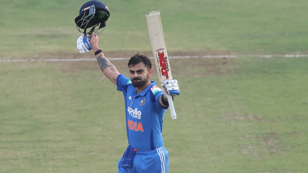 विराट कोहलीन पहिल्या वनडे सामन्यात 11 चौकार आणि 7 षटकार मारत 135 धावा केल्या होत्या. तर दुसऱ्या वनडे सामन्यात 7 चौकार आणि 2 षटकारांच्या मदतीने 102 धावा केल्या होत्या. (Photo- BCCI X)