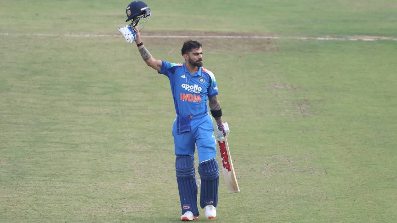 विराट कोहली सध्या फॉर्मात असल्याचं दिसून आलं आहे. पहिल्या दोन वनडे सामन्यात त्याने शतक ठोकून आपली क्षमता दाखवून दिली आहे. त्यामुळे त्याच्याकडून तिसऱ्या वनडेतही अपेक्षा वाढल्या आहेत. या सामन्यात शतक ठोकलं तर त्याच्या नावावर एका विक्रमाची नोंद होईल. (Photo- BCCI X)
