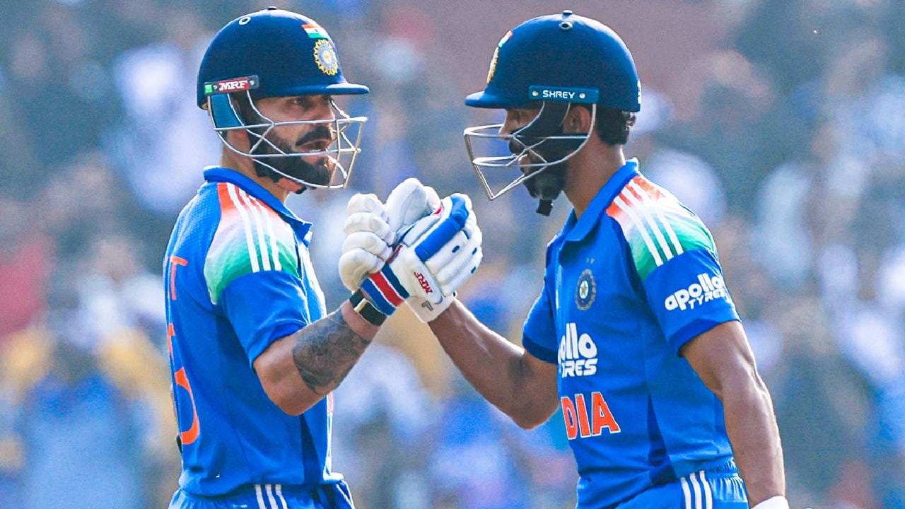 सात वर्षानंतर विराट कोहलीकडे इतिहासाची पुनरावृत्ती करण्याची संधी आहे. वनडे क्रिकेटच्या इतिहासात दोन वेळा 3-3 शतक ठोकणारा पहिला भारतीय ठरेल. आता तिसऱ्या वनडे सामन्यात अशी कामगिरी करतो का? याकडे लक्ष लागून आहे. (Photo- BCCI X)