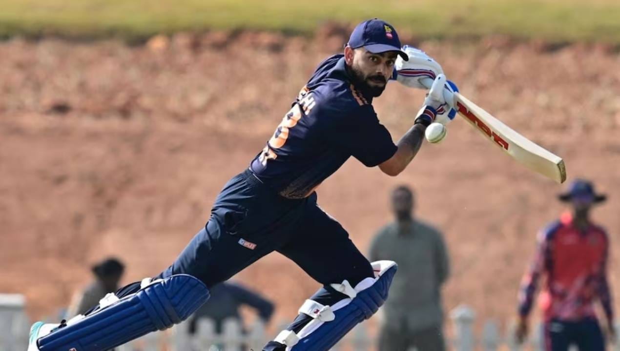 विजय हजारे ट्रॉफीत दिल्लीने सलग दुसऱ्या विजयाची नोंद केली आहे. या विजयाचा शिल्पकार विराट कोहली ठरला. त्याने 61 चेंडूत 13 चौकार आणि 1 षटकार मारत 77 धावा केल्या. विजय हजारे ट्रॉफीमध्ये विराटने 15 सामन्यांमध्ये 1000 धावा केल्या. (Photo: BCCI)