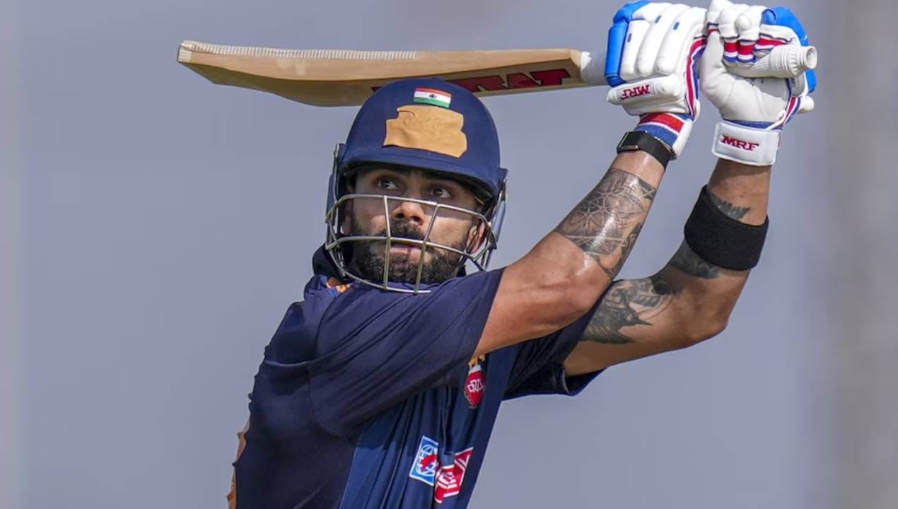 विजय हजारे ट्रॉफीत विराट कोहलीने जबरदस्त कामगिरी केली. पहिल्या सामन्यात शतकी खेळी केल्यानंतर दुसऱ्या सामन्यात 77 धावा केल्या. त्यामुळे दिल्लीने 50 षटकात 254 धावांपर्यंत मजल मारली. या धावांचा पाठलाग करताना गुजरातचा संघ 247 धावांपर्यंत मजल मारू शकला. (Photo- PTI)