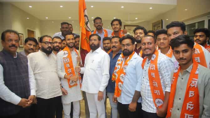 एकनाथ शिंदेंची मोठी खेळी, थेट माजी नगराध्यक्षाला दिला पक्षात प्रवेश, शिवसेनेची ताकद वाढली