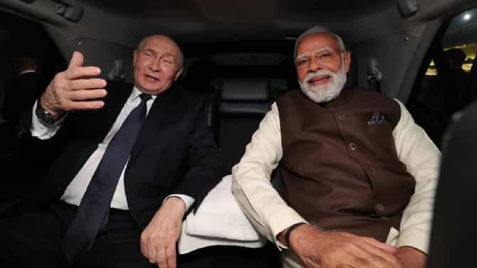 रशियाचे राष्ट्राध्यक्ष व्लादिमीर पुतिन यांना पंतप्रधान नरेंद्र मोदी यांनी दिले अत्यंत मोठे गिफ्ट, थेट विमानतळावरच..