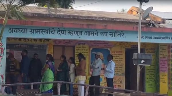 राज्यातील 250 पेक्षा अधिक नगरपालिका आणि नगर पंचायतींसाठी आज मतदान होत आहे. न्यायप्रविष्ट प्रकरणांमुळे 24 नगरपालिका आणि 154 सदस्यांच्या निवडीसाठी आता 20 डिसेंबरला मतदान होईल. तर मतमोजणी 21 डिसेंबरला होणार आहे.