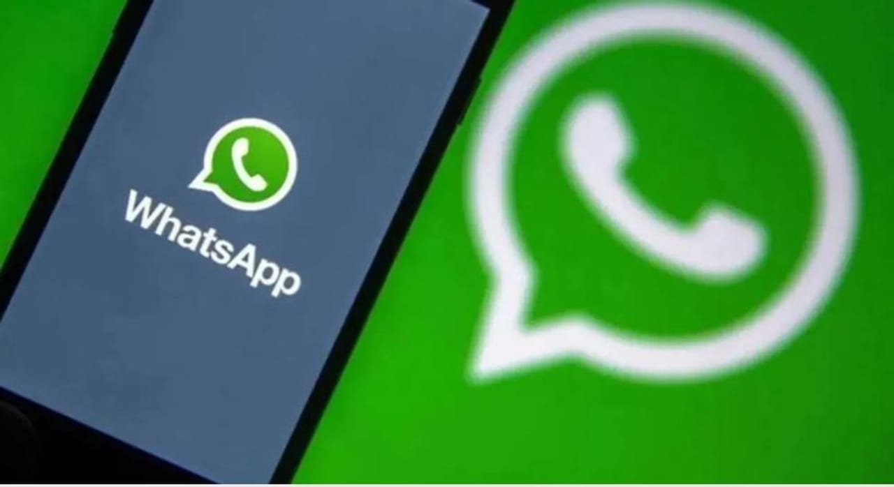 आजकाल कोणताही संदेश पाठवायचा असेल तर प्रत्येकजण व्हॉट्सअॅपवर लगेच संदेश पाठवतो. खरं म्हणजे व्हॉट्सअॅप हे आजघडीला संवादाचं सर्वात महत्त्वाचं साधन आहे. काही दिवसांसाठी व्हॉट्सअॅप बंद करायचं म्हटलं तर आपले आर्थिक नुकसानही होऊ शकते. 