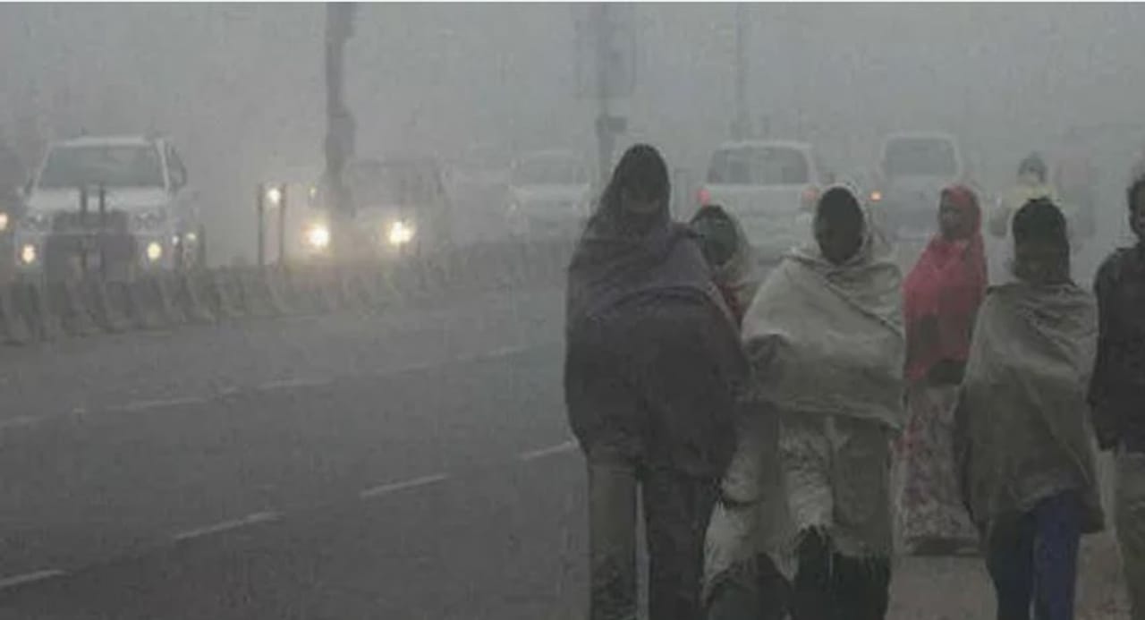 गेल्या काही दिवसांपासून वातावरणातील गारवा वाढला आहे. संपूर्ण महाराष्ट्रभर थंडीचा जोर वाढलेला दिसतोय. काही ठिकाणी तर पारा थेट 15 अंश सेल्सिअसच्याही खाली घसरताना दिसतोय. असे असतानाच आता हवामान विभागाचा चिंता वाढवणारा नवा अंदाज समोर आला आहे. 