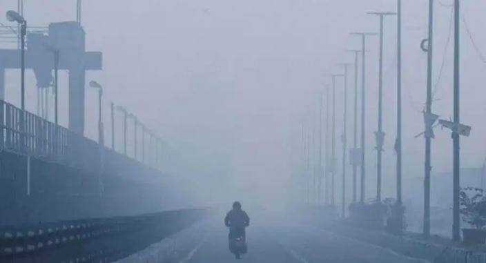 आता नाशिककरांची चिंता वाढवणारी माहिती समोर येत आहे. मिळालेल्या माहितीनुसार उत्तरेकडून येणाऱ्या थंडीच्या लाटेमुळे गेल्या 4 डिसेंबरपासून किमान तापमानाचा पारा दहा वर्षांच्या तुलनेत सर्वाधिक घसरला आहे. 