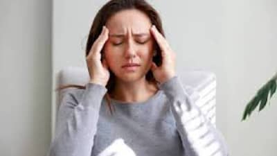 महिलांमध्ये पुरूषांपेक्षा 3x जास्त डोकेदुखी प्रमाण या मुख्य कारणांमुळं वाढलंय... एका क्लिक वर जाणून घ्या