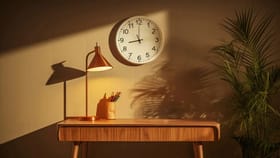 Vastu Tips : घरात 'या' दिशेला घड्याळ असेल तर ते काढून टाका, अन्यथा...