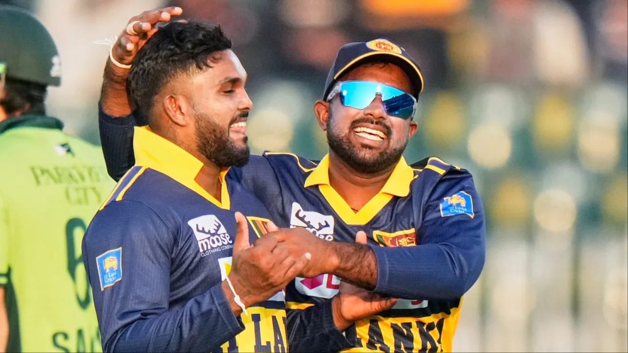 लखनौ सुपर जायंट्सने श्रीलंकेचा फिरकीपटू वानिंदु हसरंगा याला यशस्वीरित्या आपल्या टीममध्ये घेतलं. वानिंदुची बेस प्राईज 2 कोटी रुपये इतकी होती. (Photo Credit: PTI)