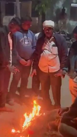 वाशिम जिल्ह्यात थंडीचा जोर वाढताच शेकोट्यांचा आधार