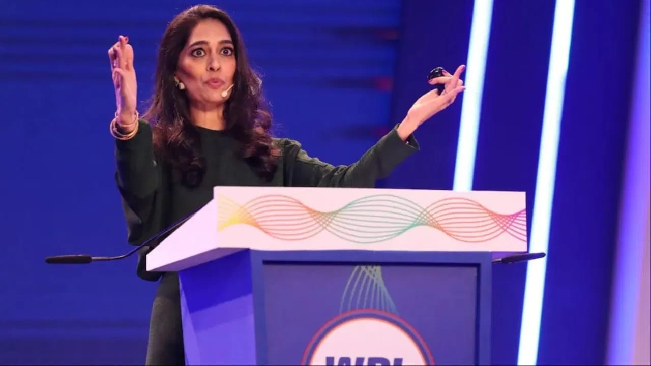 मल्लिका सागर यांनी आयपीएल व्यतिरिक्त डब्ल्यूपीएल आणि प्रो कबड्डी लीग स्पर्धेच्या ऑक्शनमध्ये ऑक्शनर म्हणून जबाबदारी पार पाडली आहे. तसेच मल्लिका सागर वयाच्या 26 व्या वर्षी न्यूयॉर्कमधील क्रिस्टीजसाठी ऑक्शन करणाऱ्या पहिल्या महिला होत्या. (Photo Credit: IPL/WPL/X)