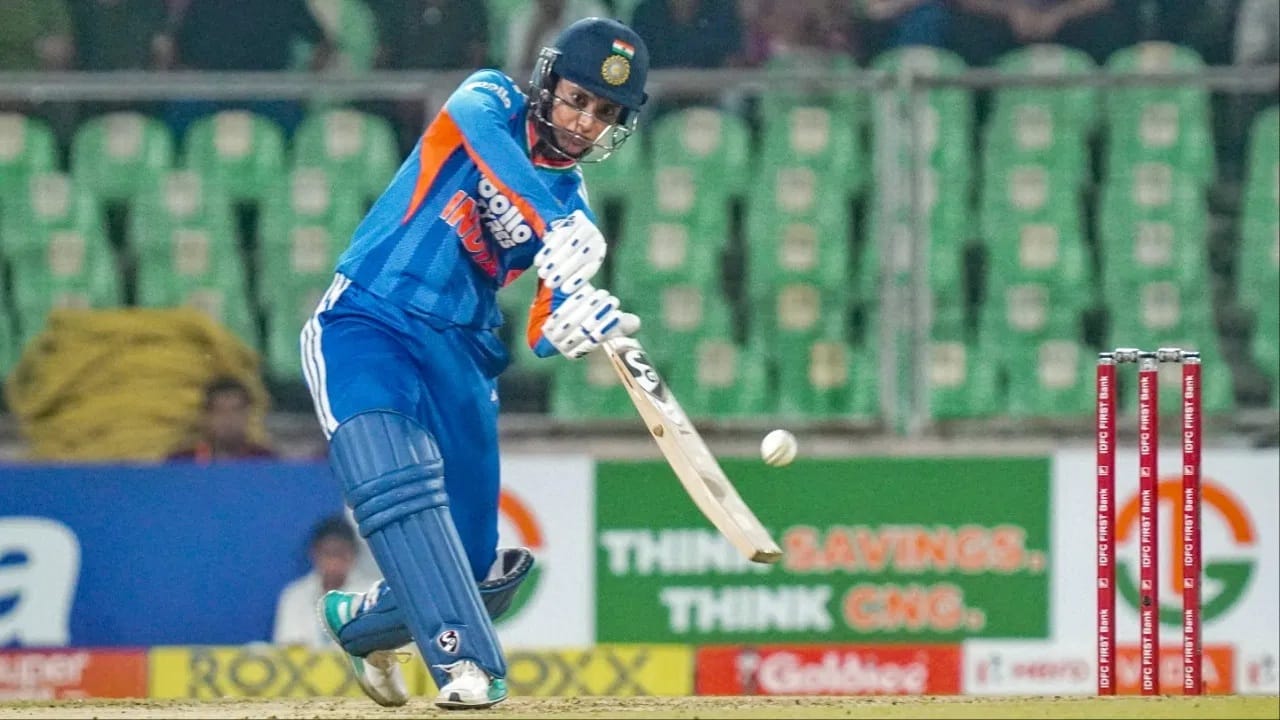 स्मृतीने चौथ्या टी 20i सामन्यात पहिल्या डावात बॅटिंग करताना 48 चेंडूत 80 धावा केल्या. स्मृतीने या खेळीत 3 षटकार लगावत कॅप्टन हरमनप्रीत कौर हीला झटका दिला. स्मृतीने हरमनप्रीतचा भारताकडून सर्वाधिक 78 टी 20i षटकारांचा विक्रम मोडीत काढला. (Photo Credit: PTI)