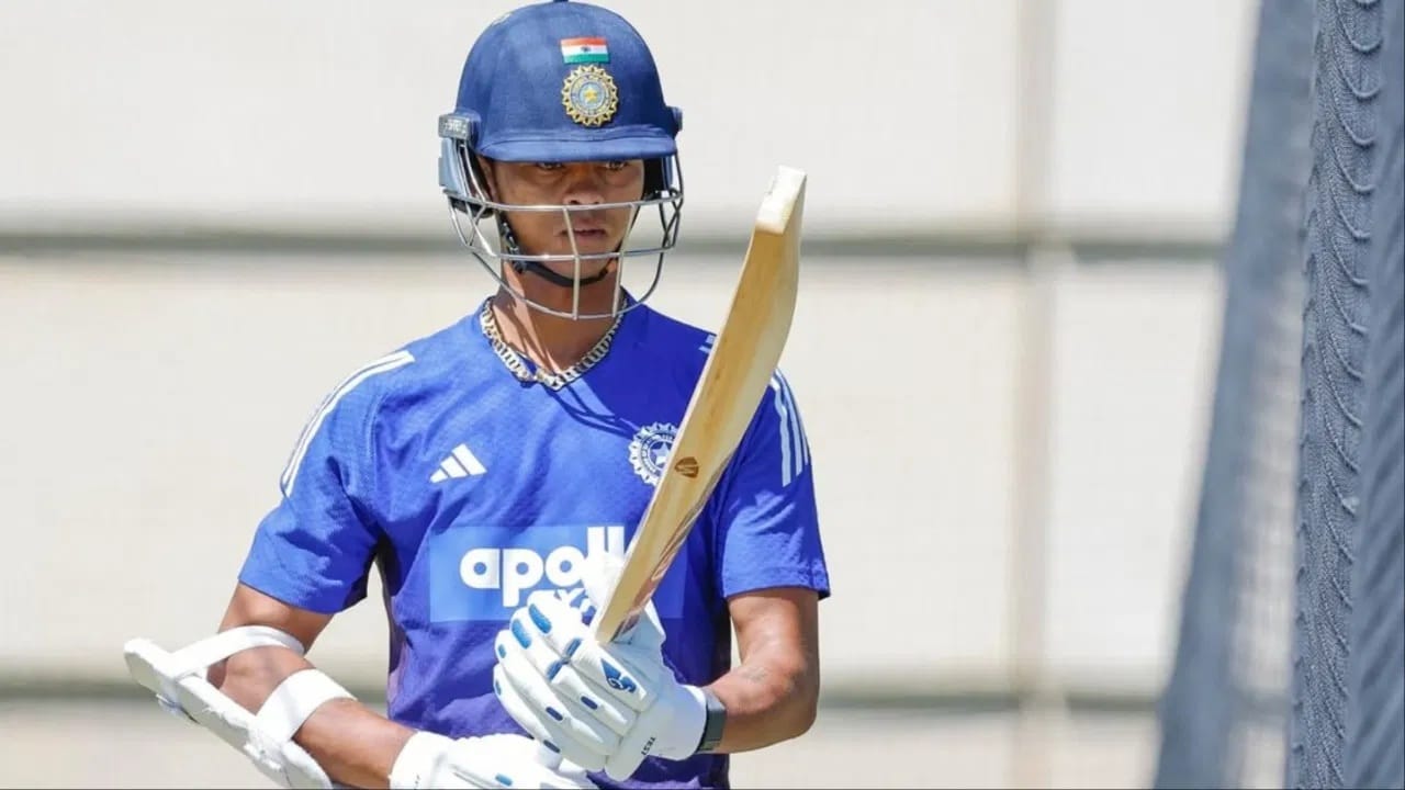 यशस्वीला पुण्यातील एका खासगी रुग्णालयात दाखल करण्यात आलं होतं. यशस्वीला डॉक्टरांनी काही दिवस न खेळण्याचा सल्ला दिला होता. तसेच यशस्वीला विश्रांती करण्यास म्हटलं होतं. (Photo Credit : Instagram)