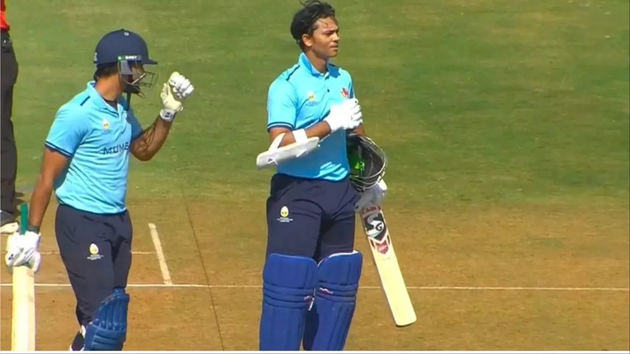 हरयाणाने मुंबईसमोर 235 धावांचं आव्हान ठेवलं होतं. मुंबईने हे आव्हान 15 बॉलआधी 6 विकेट्सच्या मोबदल्यात पूर्ण केलं. मुंबईने 17.3 ओव्हरमध्ये हे आव्हान पूर्ण केलं. तसेच मुंबई या स्पर्धेच्या इतिहासात सर्वाधिक धावसंख्येचा यशस्वी पाठलाग करणारी दुसरी टीम ठरली. (Photo Credit: Twitter/Jio Hotstar)