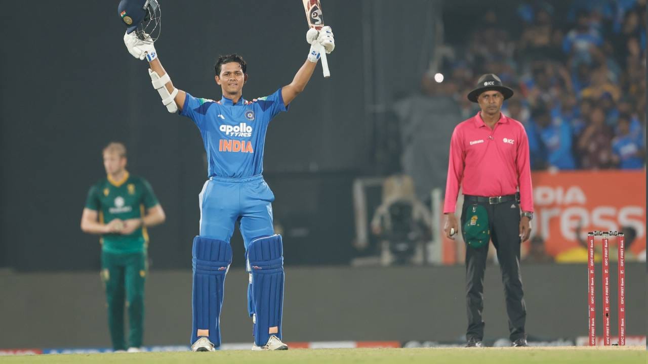 मुंबईचा संघ या स्पर्धेच्या उपांत्य फेरीत पोहोचला आहे. या सामन्यात यशस्वी जयस्वाल खेळण्याची शक्यता वाढली आहे. यशस्वी जयस्वालने शतकी खेळी करत फॉर्म दाखवून दिला आहे. त्यामुळे मुंबई संघाला यशस्वी जयस्वाल आल्याने बळ मिळणार आहे. (Photo-BCCI Cricket Twitter)